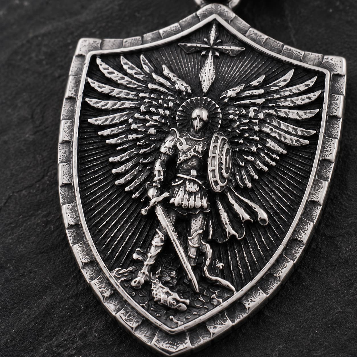 Gros plan du Collier Force de l’Archange Michel en acier inoxydable avec motif de Saint Michel