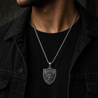 Collier Force de l’Archange Michel en acier inoxydable porté par un homme en tenue sombre