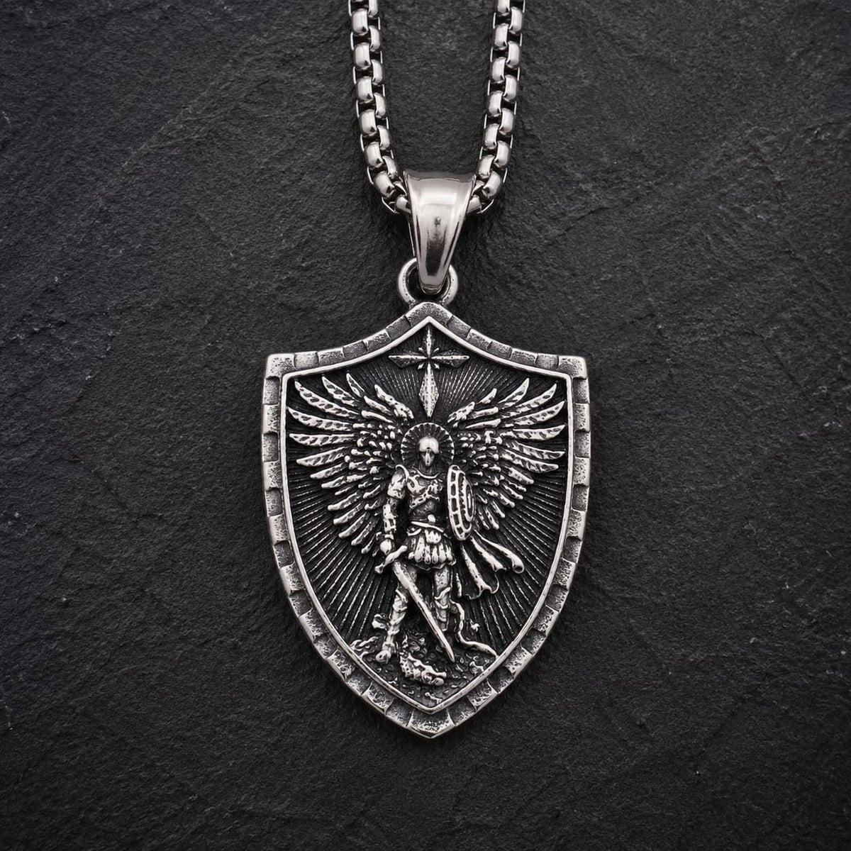 Collier Force de l’Archange Michel en acier inoxydable sur fond anthracite texturé