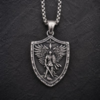 Collier Force de l’Archange Michel en acier inoxydable sur fond anthracite texturé