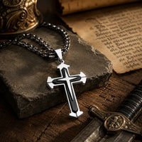 Collier du Gardien du Temple en acier inoxydable noir et argenté dans une ambiance médiévale avec bois ancien et parchemin.