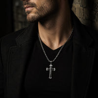 Homme portant le Collier du Gardien du Temple en acier inoxydable noir et argenté avec tenue noire et veste sombre.