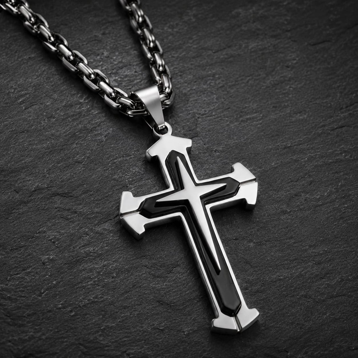 Vue angle 3/4 du Collier du Gardien du Temple en acier inoxydable noir et argenté sur fond anthracite texturé.