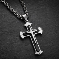 Vue angle 3/4 du Collier du Gardien du Temple en acier inoxydable noir et argenté sur fond anthracite texturé.