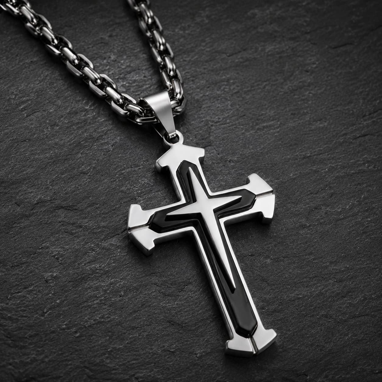 Vue angle 3/4 du Collier du Gardien du Temple en acier inoxydable noir et argenté sur fond anthracite texturé.