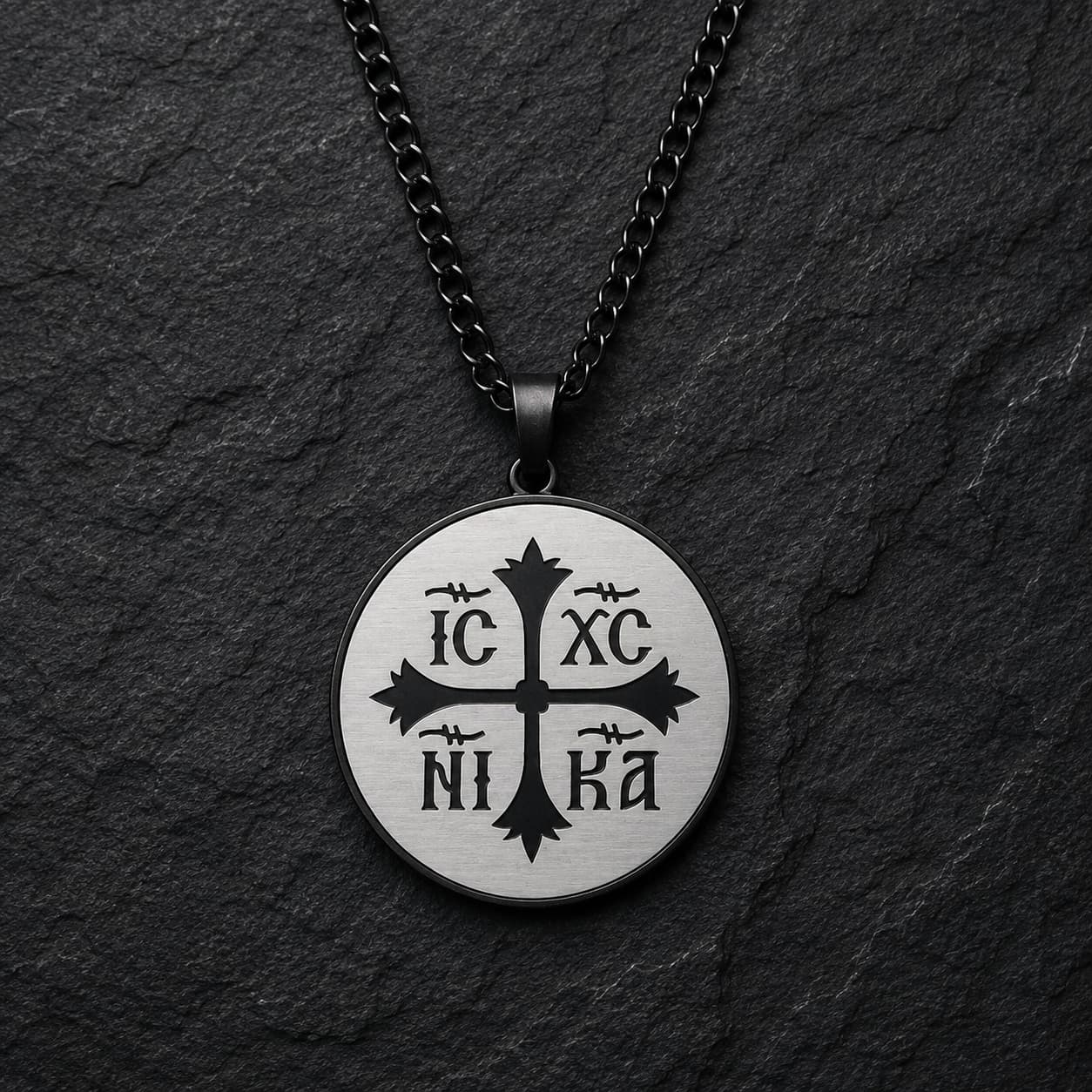 Collier Héritage Sacré en acier inoxydable noir avec médaillon rond IC XC NI KA sur fond anthracite