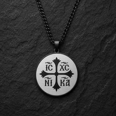 Collier Héritage Sacré en acier inoxydable noir avec médaillon rond IC XC NI KA sur fond anthracite