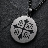 Gros plan du médaillon IC XC NI KA du Collier Héritage Sacré en acier inoxydable