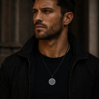 Collier Héritage Sacré porté par un homme avec tenue noire et veste sombre