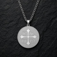 Variante argentée du Collier Héritage Sacré en acier inoxydable sur fond anthracite texturé