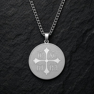 Variante argentée du Collier Héritage Sacré en acier inoxydable sur fond anthracite texturé