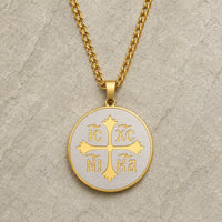 Variante dorée du Collier Héritage Sacré en acier inoxydable sur pierre médiévale claire