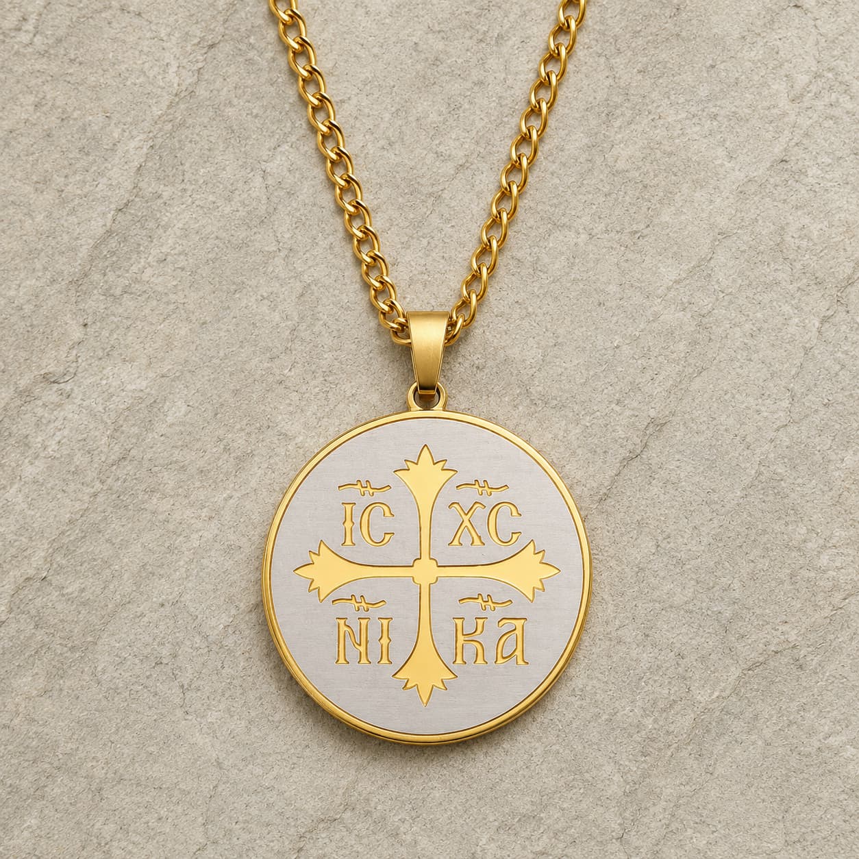Variante dorée du Collier Héritage Sacré en acier inoxydable sur pierre médiévale claire