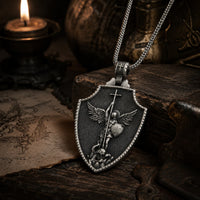 Collier Honneur de Saint Michel en acier inoxydable présenté dans une ambiance médiévale avec bois ancien, parchemin et lumière chaude