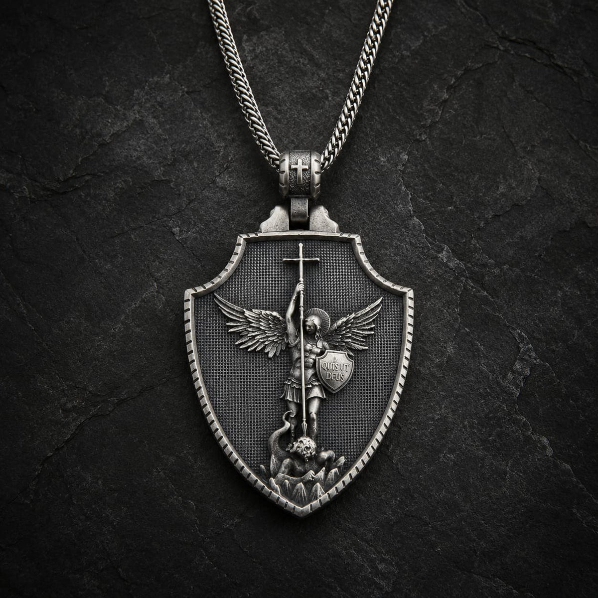 Collier Honneur de Saint Michel en acier inoxydable avec pendentif bouclier sur fond anthracite texturé