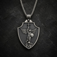 Collier Honneur de Saint Michel en acier inoxydable avec pendentif bouclier sur fond anthracite texturé