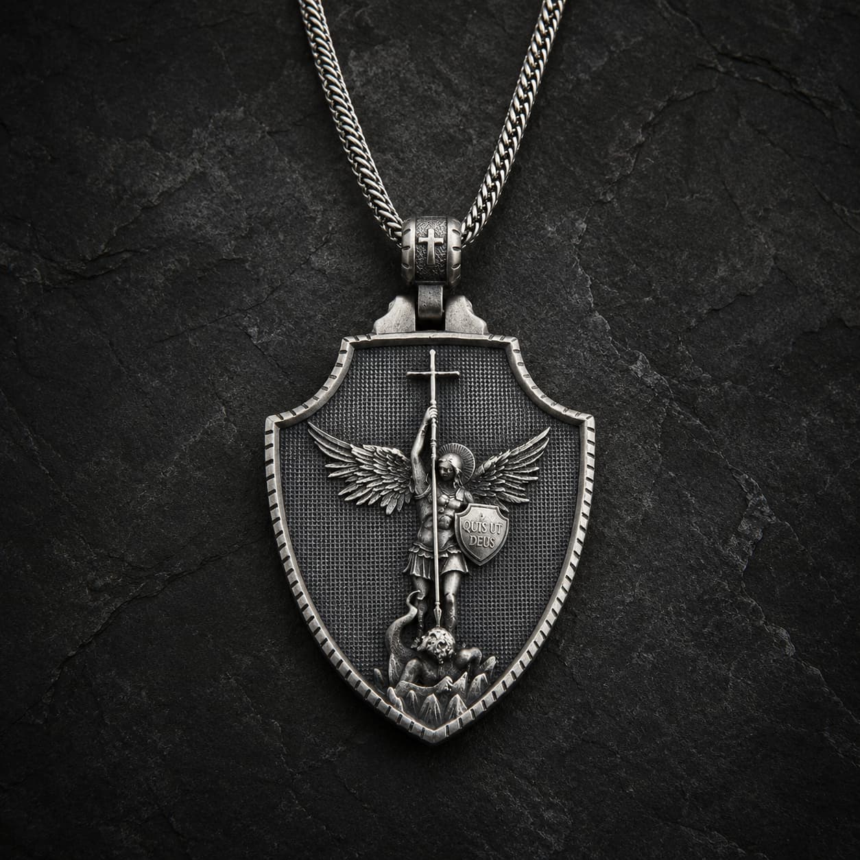 Collier Honneur de Saint Michel en acier inoxydable avec pendentif bouclier sur fond anthracite texturé