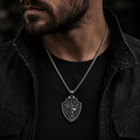 Homme portant le Collier Honneur de Saint Michel en acier inoxydable avec veste noire et pendentif bouclier Saint Michel