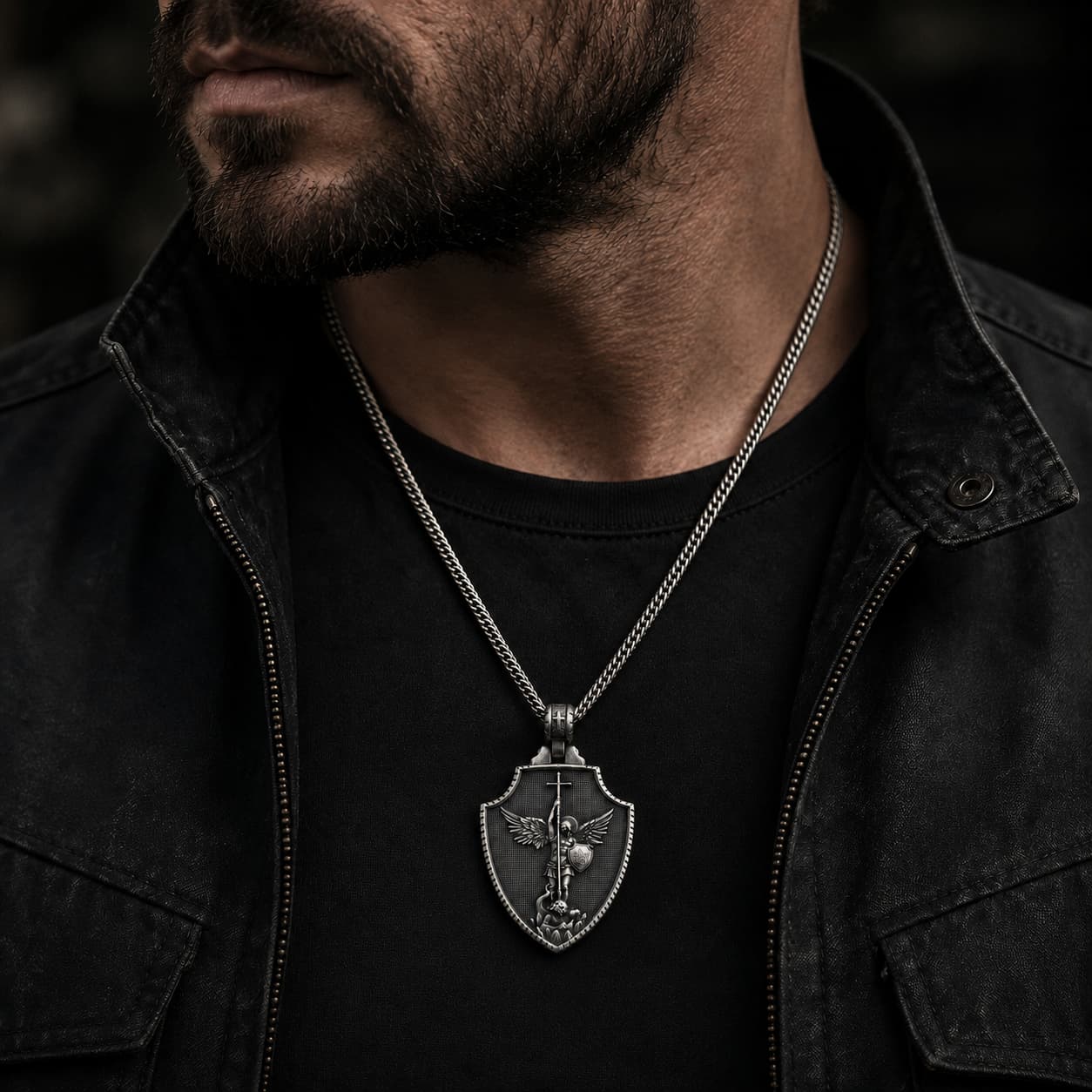 Homme portant le Collier Honneur de Saint Michel en acier inoxydable avec veste noire et pendentif bouclier Saint Michel