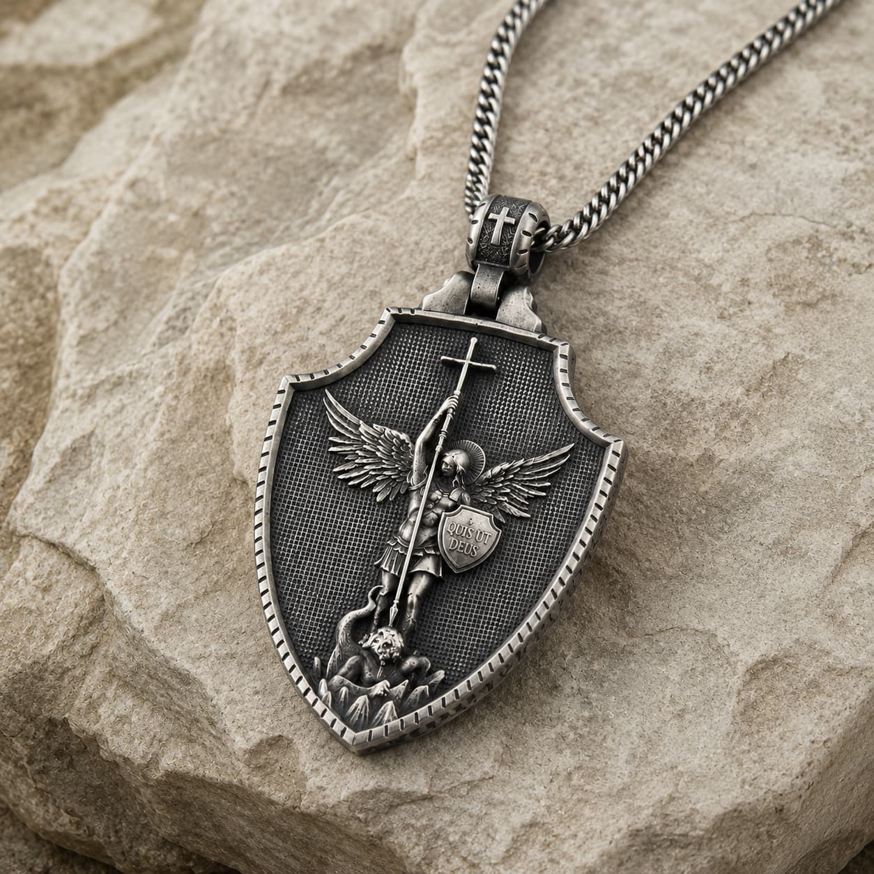 Vue angle du Collier Honneur de Saint Michel en acier inoxydable sur pierre médiévale claire