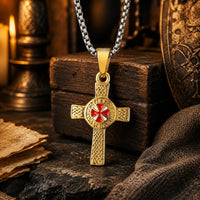 Collier Honneur du Templier en acier inoxydable dans une ambiance médiévale premium avec bois ancien parchemin pierre et lumière chaude