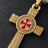 Gros plan du Collier Honneur du Templier en acier inoxydable avec croix rouge et gravures dorées