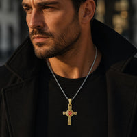 Homme portant le Collier Honneur du Templier en acier inoxydable avec croix dorée et rouge sur tenue noire