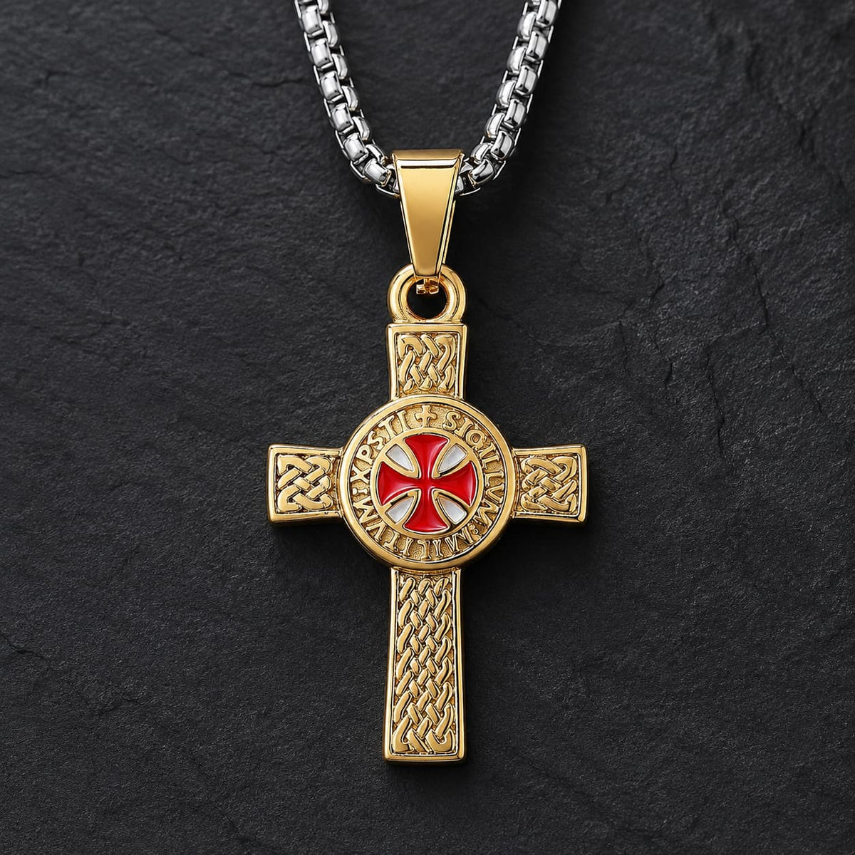 Collier Honneur du Templier en acier inoxydable avec croix dorée et rouge sur fond anthracite texturé