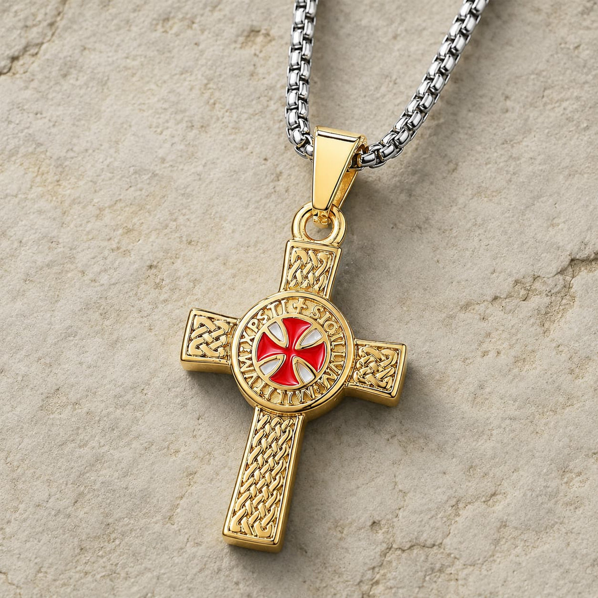 Collier Honneur du Templier en acier inoxydable vue angle 3-4 avec croix dorée sur pierre médiévale claire