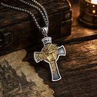 Collier Inri Sacré en acier inoxydable en décor médiéval premium bois ancien parchemin et lumière chaude