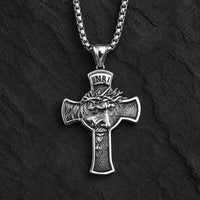 Collier Inri Sacré en acier inoxydable argenté sur fond anthracite texturé