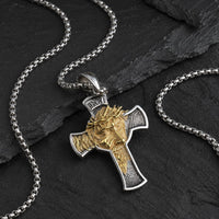Détail du Collier Inri Sacré en acier inoxydable argenté et doré sur fond anthracite sombre