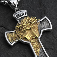 Gros plan du Collier Inri Sacré en acier inoxydable avec motif INRI sur fond anthracite