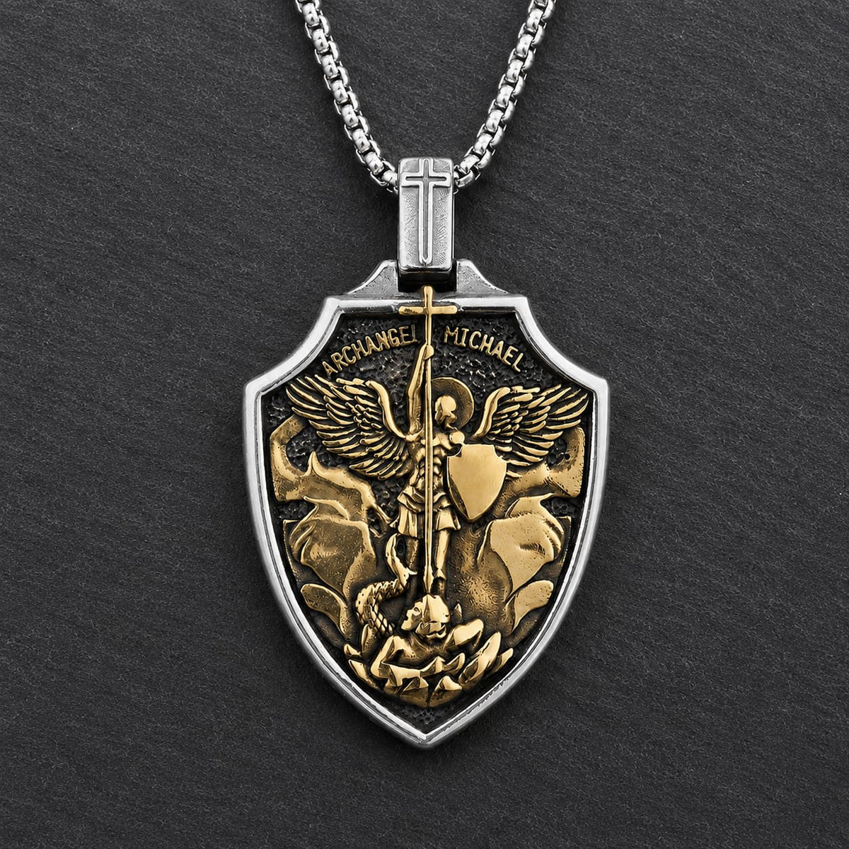 Collier Magistral de l’Archange en acier inoxydable argenté et doré sur fond ardoise sombre