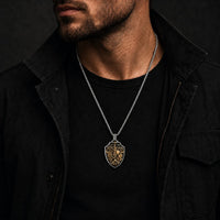 Collier Magistral de l’Archange porté par un homme avec tenue noire et veste sombre