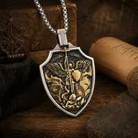 Collier Magistral de l’Archange présenté dans un décor médiéval avec bois ancien et parchemin