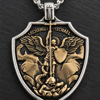 Gros plan du Collier Magistral de l’Archange avec motif Saint Michel en relief