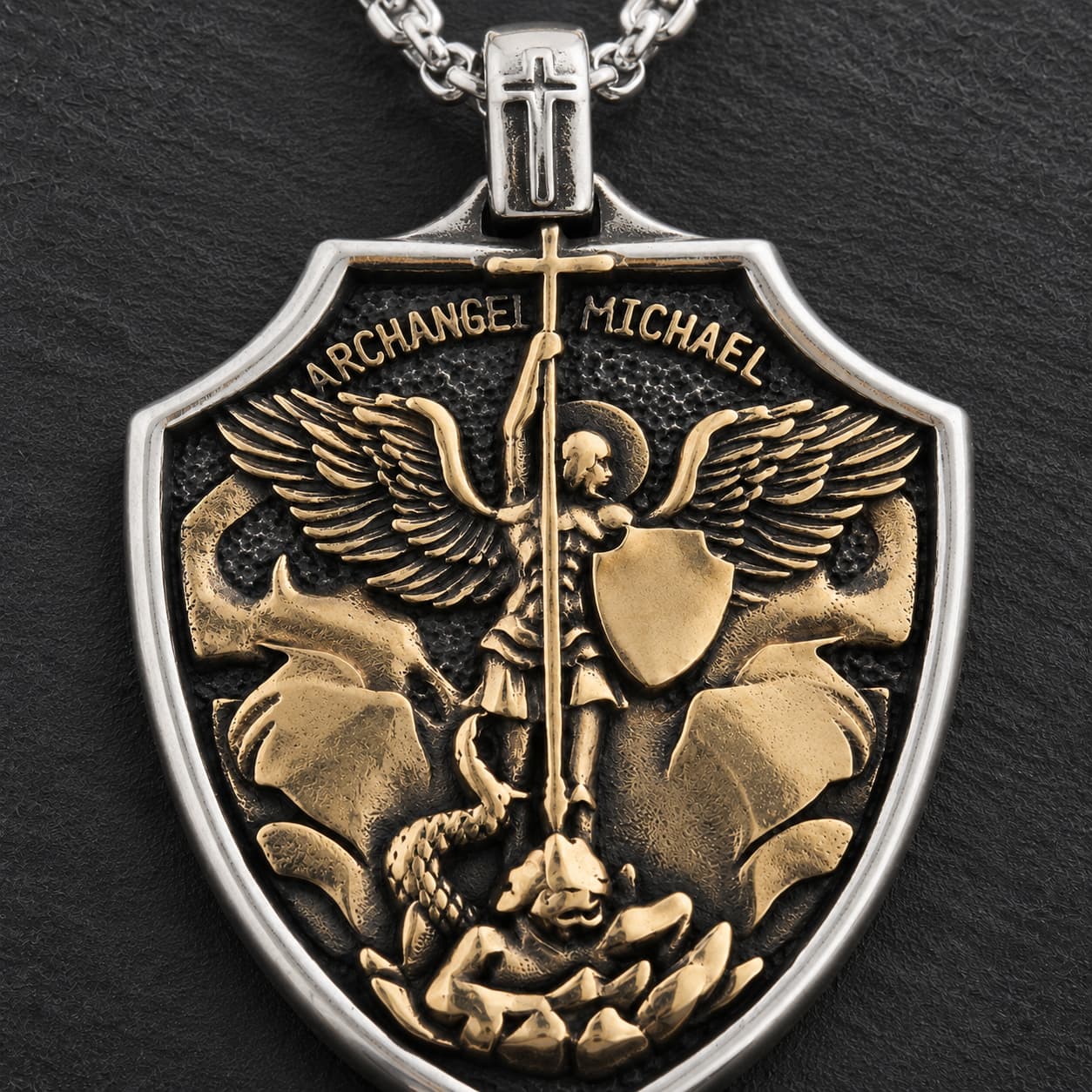 Gros plan du Collier Magistral de l’Archange avec motif Saint Michel en relief