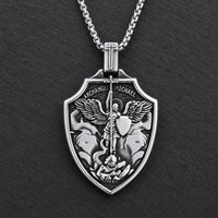 Variante argentée du Collier Magistral de l’Archange en acier inoxydable sur fond sombre