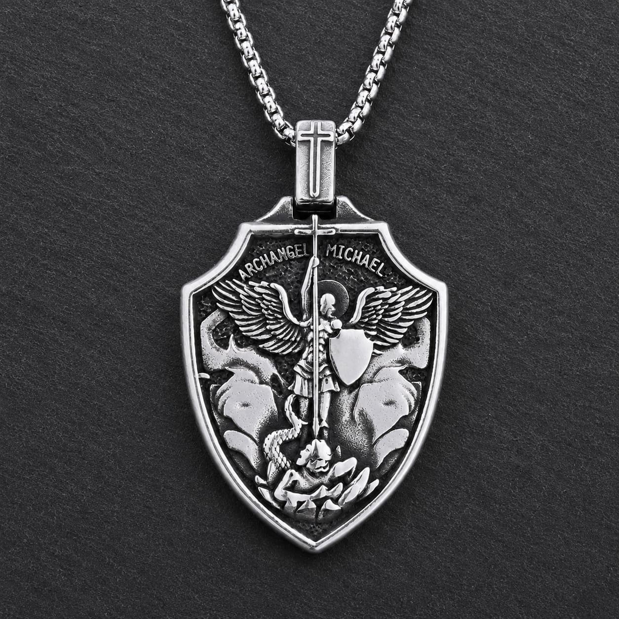 Variante argentée du Collier Magistral de l’Archange en acier inoxydable sur fond sombre