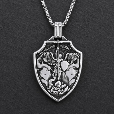 Variante argentée du Collier Magistral de l’Archange en acier inoxydable sur fond sombre