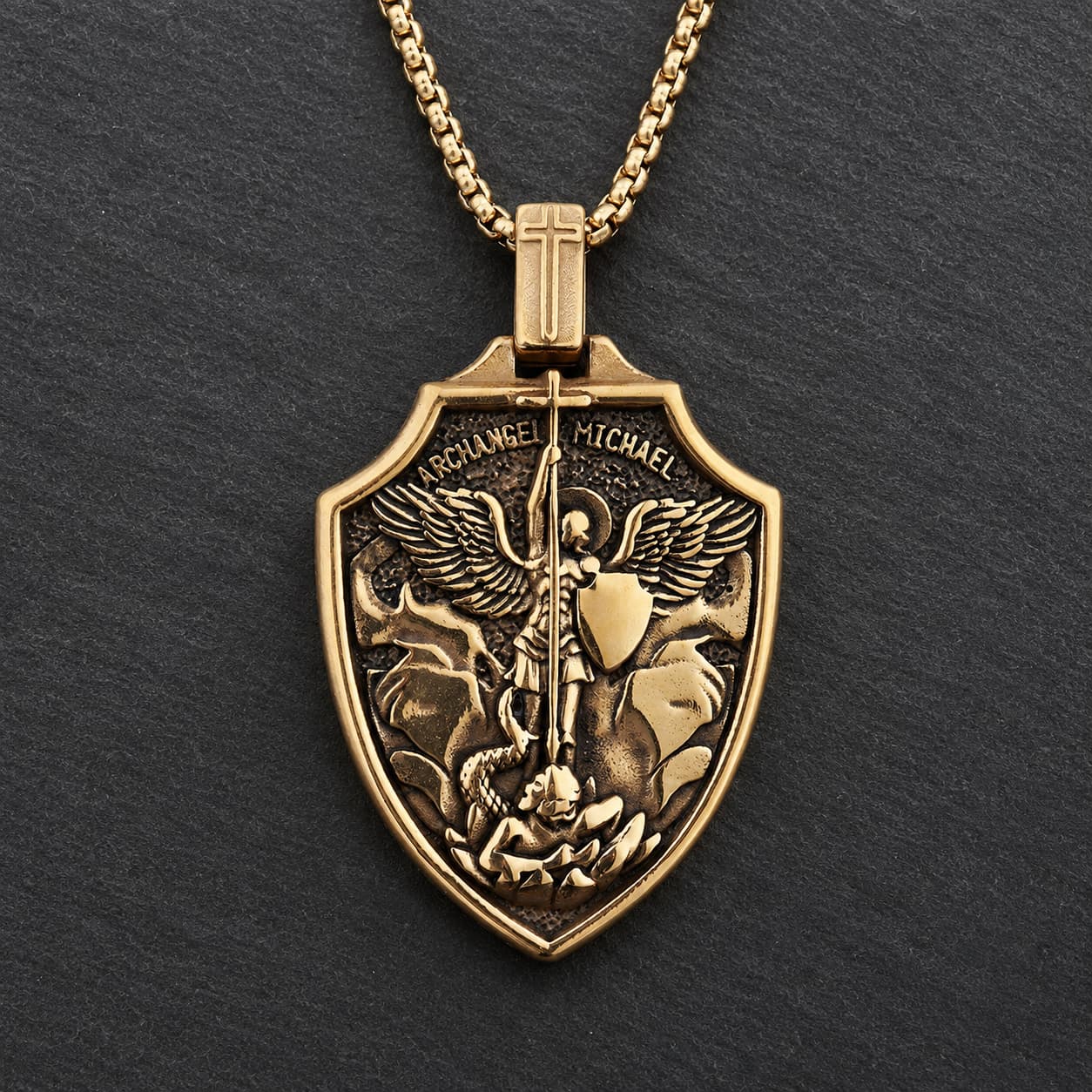 Variante dorée du Collier Magistral de l’Archange sur fond ardoise sombre