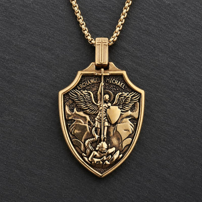 Variante dorée du Collier Magistral de l’Archange sur fond ardoise sombre