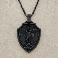 Variante noire du Collier Magistral de l’Archange sur pierre médiévale claire