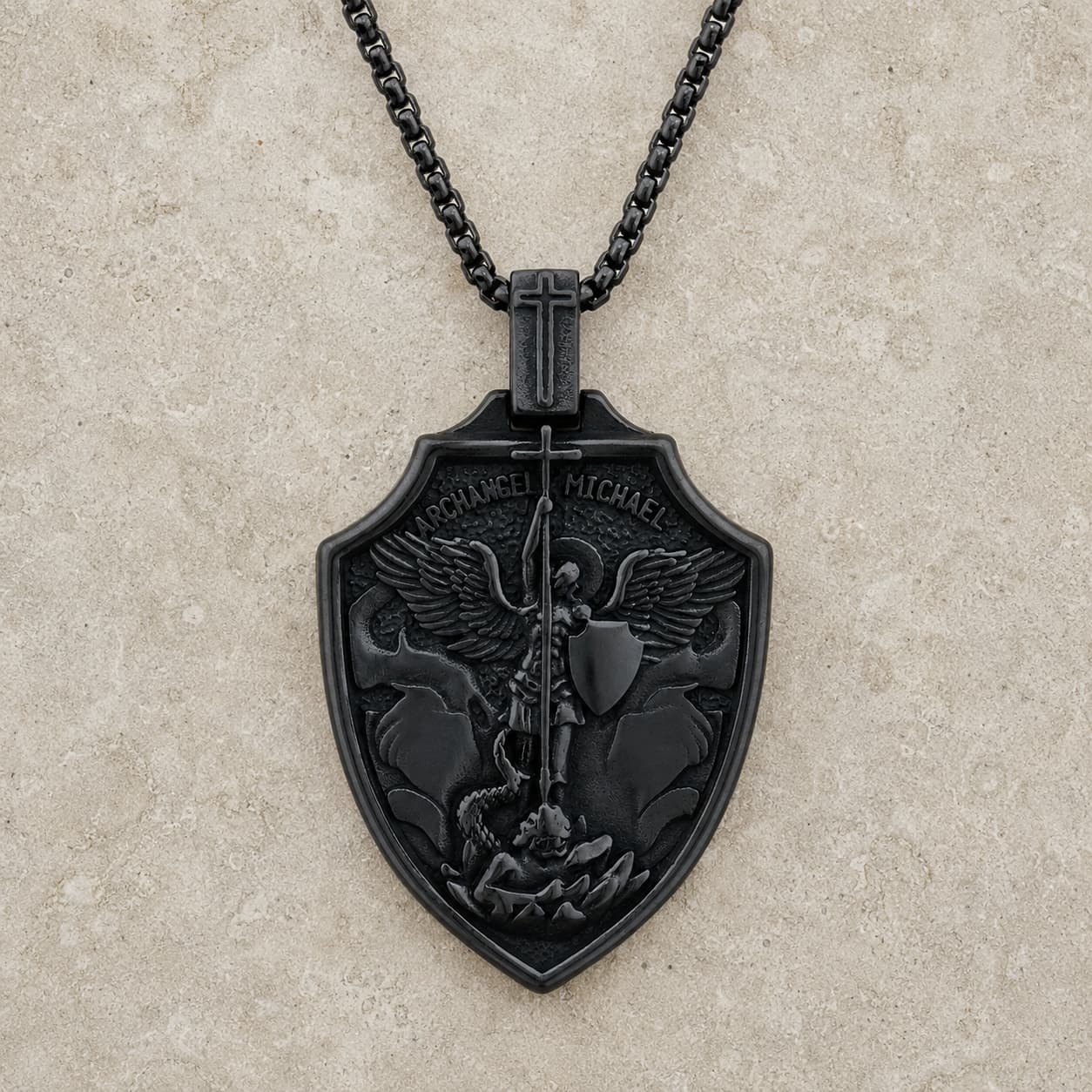 Variante noire du Collier Magistral de l’Archange sur pierre médiévale claire