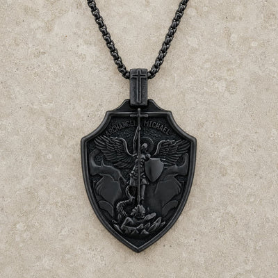 Variante noire du Collier Magistral de l’Archange sur pierre médiévale claire