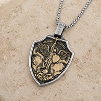 Collier Magistral de l’Archange en vue angle 3/4 sur pierre médiévale claire
