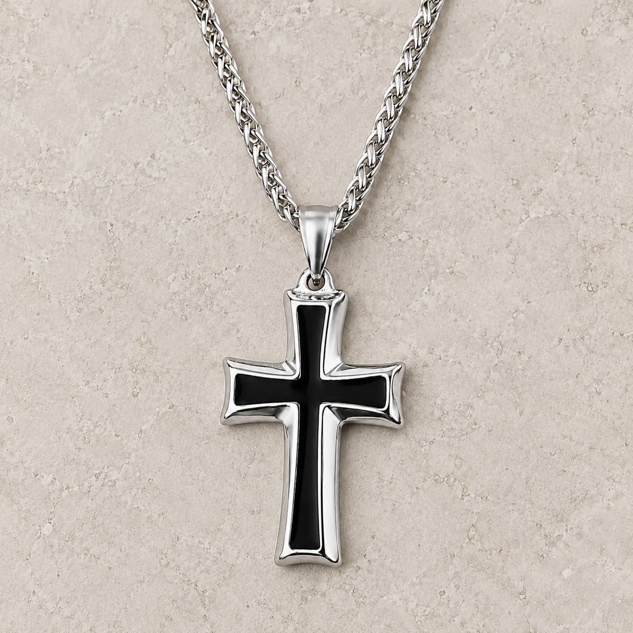 Collier Ordre du Temple argenté et noir en acier inoxydable sur pierre claire
