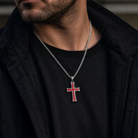 Collier Ordre du Temple porté par un homme avec tenue noire et veste sombre