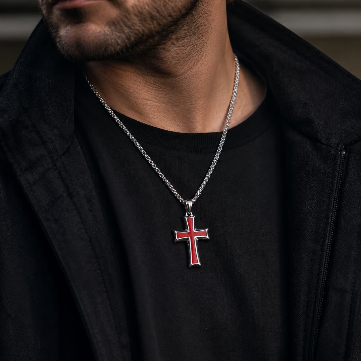 Collier Ordre du Temple porté par un homme avec tenue noire et veste sombre